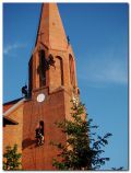 zespół pracowników wysokościowych w trakcie konserwacji zabytkowej elewacji ceglanej, scalanie kolorystyczne fasady, finał prac